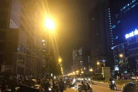 Đang đi đường, cô gái bị sắt công trường đè tử vong