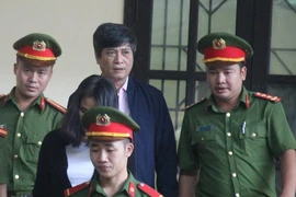 Sau ông Vĩnh, tới ông Hóa phải vào phòng y tế vì huyết áp tăng