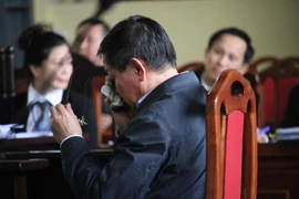Cựu tướng Phan Văn Vĩnh liên tục lau mắt, dùng quyền im lặng