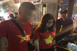 Đôi nam nữ mang cả 'kho' pháo ra đường