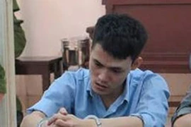Bị cáo can tội giết người bất ngờ điên loạn tại pháp đình