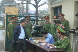 An ninh nghiêm ngặt tại phiên xử bác sĩ Hoàng Công Lương