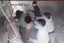 Cô gái trẻ bị 4 thanh niên trêu ghẹo, hành hung dã man