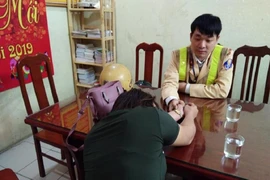 CSGT cứu người phụ nữ cầm kéo định nhảy cầu tự tử