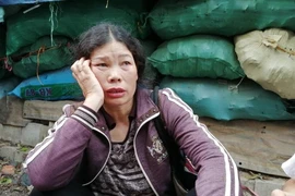Người thân gào khóc, tìm thi thể trong vụ cháy tại Hà Nội