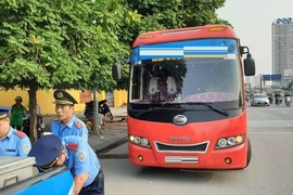 Hành khách tố cáo, xe 29 chỗ nhét 73 người bị bắt tại trận