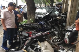 'Xe điên' chồm lên vỉa hè, lùa 6 xe máy 