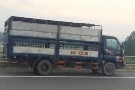 Xe tải chạy ngược chiều 'như điên' trên cao tốc