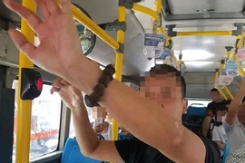 1 thanh niên thủ dâm ngay trên xe buýt đông người