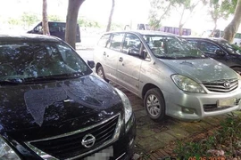 2 ô tô nghi bị kẻ xấu đổ hóa chất