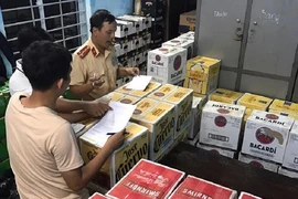 Chở 4.000 chai bia và rượu lậu, tài xế bỏ chạy khi gặp CSGT