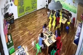 Giáo viên mầm non nhốt trẻ vào tủ quần áo vì… cháu nghịch