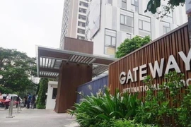 Chi tiết mới về chiếc áo màu đỏ của bé trai trường Gateway