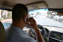 Bộ Công an đề xuất luật hóa cấm dùng điện thoại khi lái ô tô