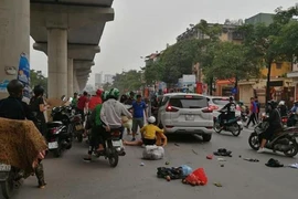 Nghi ngủ gật, tài xế ô tô tông hàng loạt người đi đường