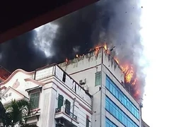 Hà Nội: Cháy lớn tòa nhà 8 tầng, dân văn phòng chạy tán loạn