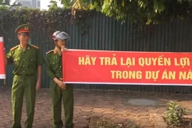 Nhóm công an về hưu căng băng rôn phản ứng dự án