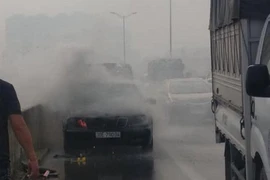 Mercedes bốc cháy ngùn ngụt ở đường trên cao