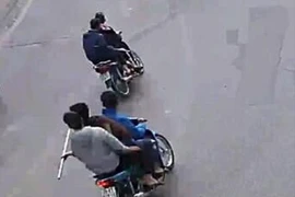 5 thiếu niên cầm dao bầu 'giương oai' trên phố ở Hà Nội