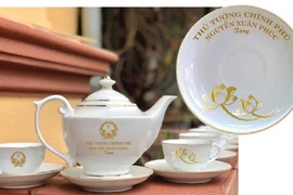 Buộc tiêu hủy lô ấm chén in tên Chủ tịch nước và Thủ tướng