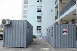 Bệnh viện chế container làm phòng cách ly chống COVID-19