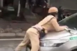 Tài xế taxi tông trung úy CSGT văng lên nắp capo