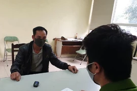 Giám định chất thải trong 14 thùng phuy ngoài sông Hồng