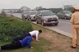Phê bình CSGT cho tài xế chống đẩy vì không đeo khẩu trang