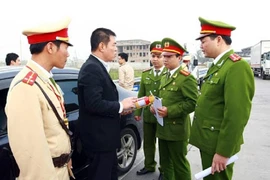 Bộ Công an đề xuất bỏ quy định xe 4 chỗ phải có bình chữa cháy. Ảnh minh họa: Internet
