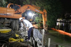 Trắng đêm kè bờ cho hồ Hoàn Kiếm