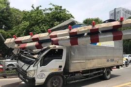Tông sập khung chiều cao cầu, tài xế nhanh chân bỏ đi