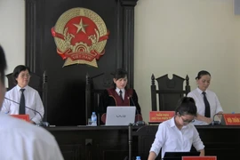 Luật sư yêu cầu thay chủ tọa, tòa tuyên bố hoãn xử