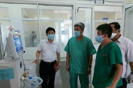 Thứ trưởng Nguyễn Trường Sơn kiểm tra BV dã chiến tại Đà Nẵng