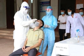 1 bệnh nhân COVID-19 được ra viện, về đến quê lại dương tính
