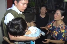 Cha bạo hành con gái 6 tuổi, trong nhà có nhiều ma túy và súng