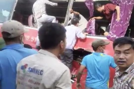 Tàu hỏa tông xe chở 40 học sinh, nhiều em bị thương