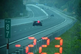 Tài xế BMW phóng xe 223km/h vì… vội đi ăn cưới