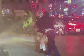 Tài xế đánh gãy răng 1 thanh niên vì bị nhắc dừng đèn đỏ