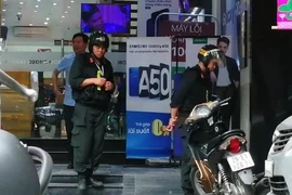 Lực lượng công an khám xét các cửa hàng thuộc hệ thống của Công ty Nhật Cường hồi tháng 5-2019. Ảnh: TP