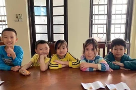 Nụ cười của 5 ‘thiên thần’ khi trả lại tiền cho người đánh rơi