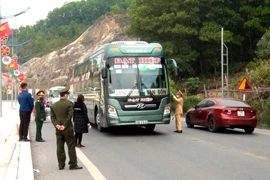 Lực lượng chức năng kiểm soát các phương tiện đi vào huyện Vân Đồn, Quảng Ninh
