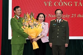 Đại tá Trần Minh Tiến (bìa trái) được bổ nhiệm giữ chức vụ Giám đốc Công an tỉnh Lâm Đồng. Ảnh: CAND