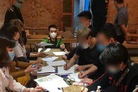 30 nam nữ bị phạt 60 triệu vì uống cafe không đeo khẩu trang