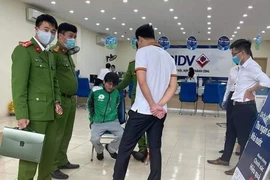 Mang vật giống súng xông vào cướp ngân hàng giữa trưa