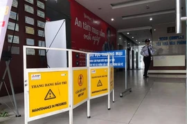 Cận cảnh nơi thủng trần nhà chung cư, 2 người rơi xuống đất