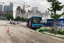 Xe buýt lao lên vỉa hè, tông chết người