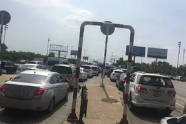 Cao tốc tắc 8km, BOT không xả trạm dù CSGT nhiều lần yêu cầu