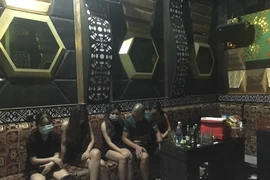 Bất chấp lệnh cấm, 8 nam nữ 'bay lắc' trong quán karaoke