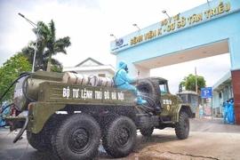 Hà Nội thêm 8 ca dương tính COVID-19, 4 ca lây tại sân bóng