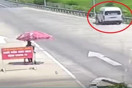 Sợ bị xử phạt, tài xế ô tô ủi CSGT trên cao tốc rồi tăng ga bỏ chạy